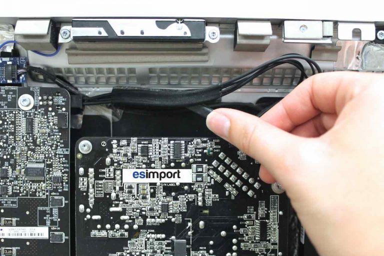 Changement de la carte de rétro éclairage sur iMac 21,5″ A1311 fin 2009