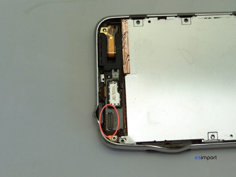 Démontage de l’écran tactile sur un iPod touch 2