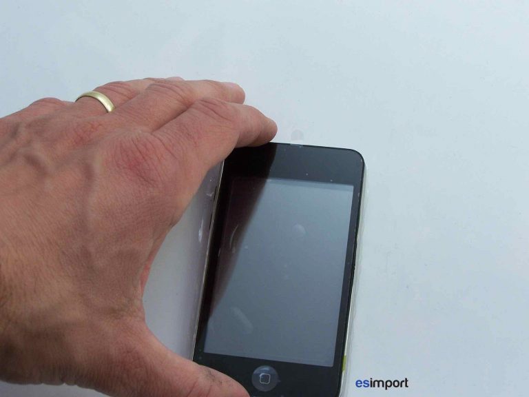 Démontage de l’écran tactile sur un iPod touch 2