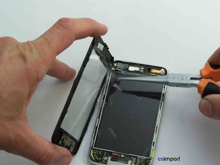Démontage de l’écran tactile sur un iPod touch 2