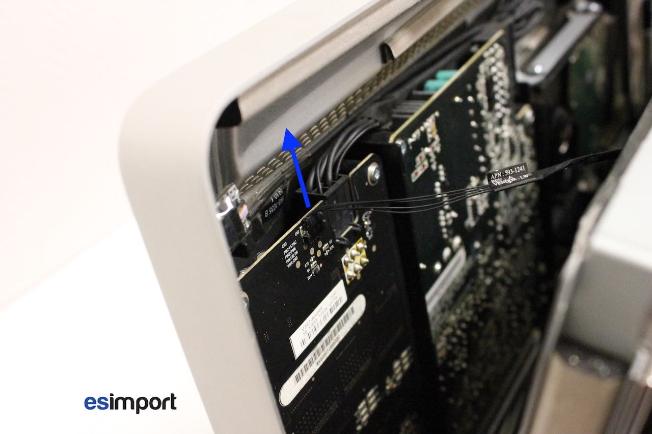 Changement disque dur sur iMac 27 A1312 2010 Posted on10 septembre 2016AuthorTeam EsimportModifier  Ce tutoriel vous guidera pas à pas pour changer le disque dur sur iMac 27 A1312 2010  Outils nécessaires :  Tournevis torx 9 Ventouses Rappel: avant toute intervention, se décharger de toute électricité statique, débrancher l’alimentation secteur et la batterie. L’ouverture d’un matériel Apple annule la garantie constructeur, et s’effectue sous la seule responsabilité de l’intervenant.  La surface vitrée d’un iMac 2010 27 pouces est simplement maintenue de façon magnétique sur le châssis de l’iMac. Il suffit de poser deux ventouses pro, puis de tirer vers soi légèrement de façon concomitante. La vitre devrait venir toute seule:   Débrancher le connecteur SYNC:   Déconnecter le connecteur de l’alimentation du rétro-éclairage:   Retirer ensuite le connecteur principal vidéo LVDS (pour ce faire, appuyer d’abord sur les parties latérales):   Détail du connecteur LVDS: appuyer sur les parties latérales afin de libérer le connecteur de la carte-mère:   Sortir le câble de la sonde de température:   Retrait du disque dur sur iMac 27 A1312 2010 Déconnecter les 2 câbles SATA du disque dur, ainsi que le câble de la sonde de température:   Il est désormais possible de dévisser à l’aide d’un tournevis TORX 9 la platine du disque dur:   Faire basculer le disque dur vers soir, puis le déposer entièrement de l’iMac:   Dévisser les 2 vis de maintien. celles-ci seront remontés sur le nouveau disque dur:   Opérer de même sur la platine située de l’autre côté:   L’opération détaillée ci-dessous décrit le remplacement du disque dur Seagate 1To par un disque de même marque, en réutilisant le câble de la sonde de température interne du disque dur. Il est bien sûr possible de monter un disque dur de marque différente, il faudra alors modifier le câble (voir notre autre tutoriel sur la modification de câble disque dur)  le câble spécifique Seagate se présente sous une forme rectangulaire 4 connecteurs, dont seuls deux sont utilisés, muni d’un détrompeur permet d’interdire un mauvais branchement:   Il suffit de remplacer le disque dur d’origine Seagate par un disque de même marque équipé du même connecteur:   Avant de procéder au remontage définitif, il faudra procéder à plusieurs essais, le tout dans un environnement calme et en tendant bien l’oreille:  1. attention à ne surtout pas toucher le bloc alimentation sous peine de « châtaigne » 2. remonter le disque dur avec le câble de température branché 3. mettre l’iMac sous tension 4. tendre l’oreille, et repérer la vitesse de rotation du ventilateur du disque dur (celui-ci est situé sous le disque dur) 5. débrancher le câble de la sonde de température – le ventilateur devrait s’emballer progressivement 7. rebrancher le câble de la sonde de température – le ventilateur devrait se calmer 8. une fois la certitude acquise que la sonde est bien branchée, procéder au remontage final