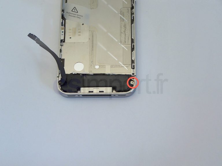 Remplacement du bloc haut-parleur/antenne GSM sur un iPhone 4