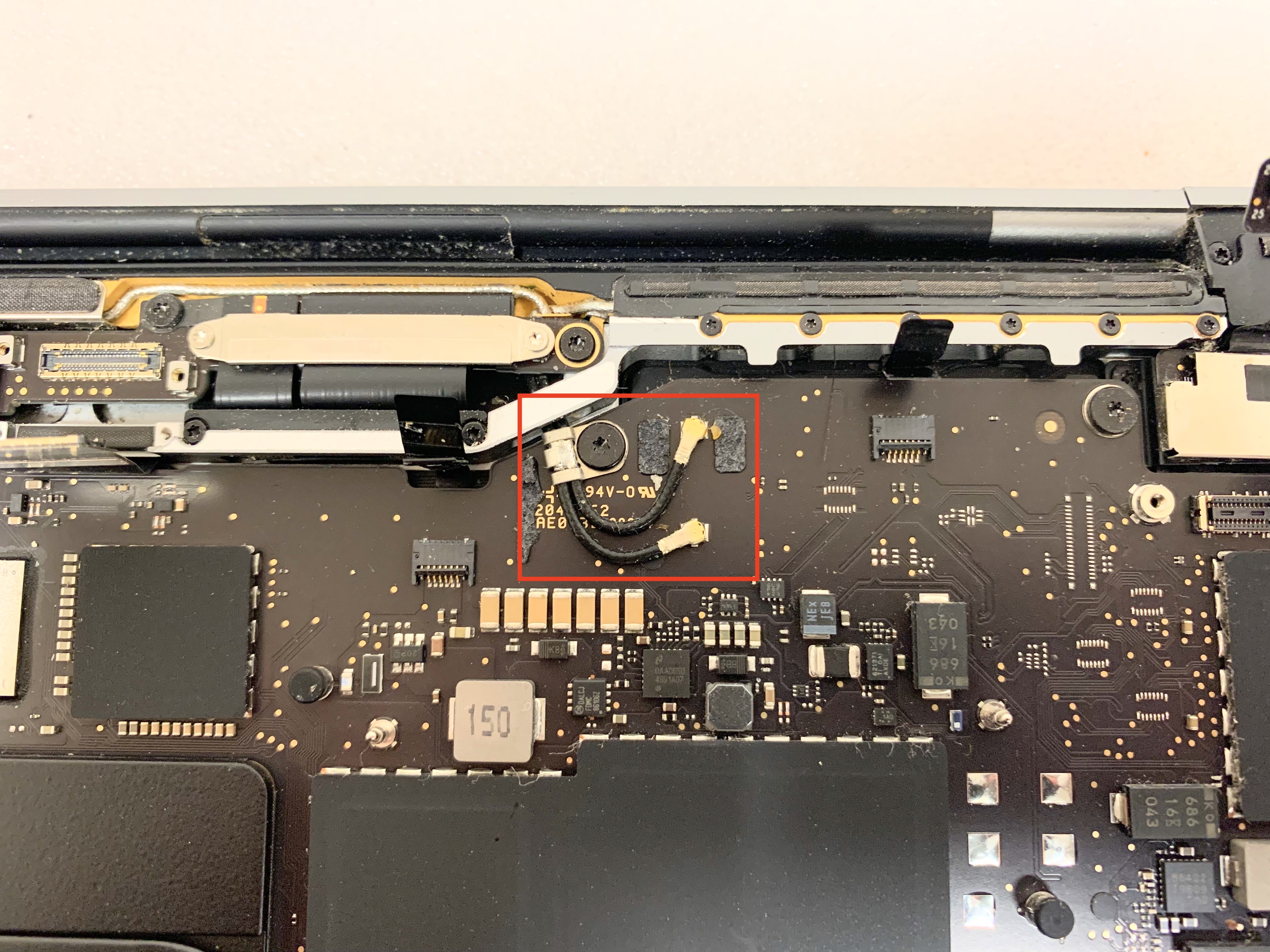 Démonter la carte mère MacBook A2338