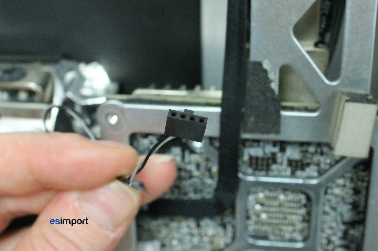 Ce tutoriel vous guidera pas à pas pour le changement disque dur sur imac 27″ A1312.  Les disque durs internes étant des éléments mécaniques, donc faillibles, le changement est bien souvent nécessaire au bout de quelques années. Il est bien sûr possible de le faire effectuer au sein du réseau officiel Apple. Mais cela reste très coûteux notamment pour une capacité identique à la capacité du disque dur d’origine. Reste alors la solution de monter un disque dur du commerce. La subtilité étant le point concernant le capteur de température pouvant provoquer un affolement désagréable du ventilateur.  Sur les iMac 27″ fin 2009, la remontée de température se fait par l’intermédiaire de la sonde de température interne. Il existe un câble spécifique par fabricant de disque dur. Il est toujours préférable d’acheter un disque dur de même marque, afin de conserver le câble:   Remplacer le disque d’origine par le nouveau disque, en branchant le câble de la sonde de température:   Procéder ensuite au test ‘brancher’ – ‘débrancher’ . L’iMac sous tension, le disque démarré, écran LCD déposé, débrancher la sonde et bien tendre l’oreille: le ventilateur du disque dur (situé juste en dessous de ce dernier) devrait s’affoler progressivement. Rebrancher, le ventilateur devrait se calmer progressivement.  Il se peut que ce montage ne rencontre pas le succès escompté, pour des raisons diverses (non compatibilité du firmware interne du disque dur ou de la sonde interne). La solution palliative est alors de shunter l’extrémité disque du câble de la sonde avec un pontage. L’autre extrémité restant bien sûr connectée sur la carte-mère. Le ventilateur est alors forcé au régime mini:   Par cette dernière méthode, la remontée de la température ne se fait plus. Le disque dur reste en revanche raisonnablement refroidi par le régime mini. De plus, les autres capteurs présents dans l’iMac continuent à remplir leur rôle, et activeront les ventilateurs pour refroidir l’habitacle.