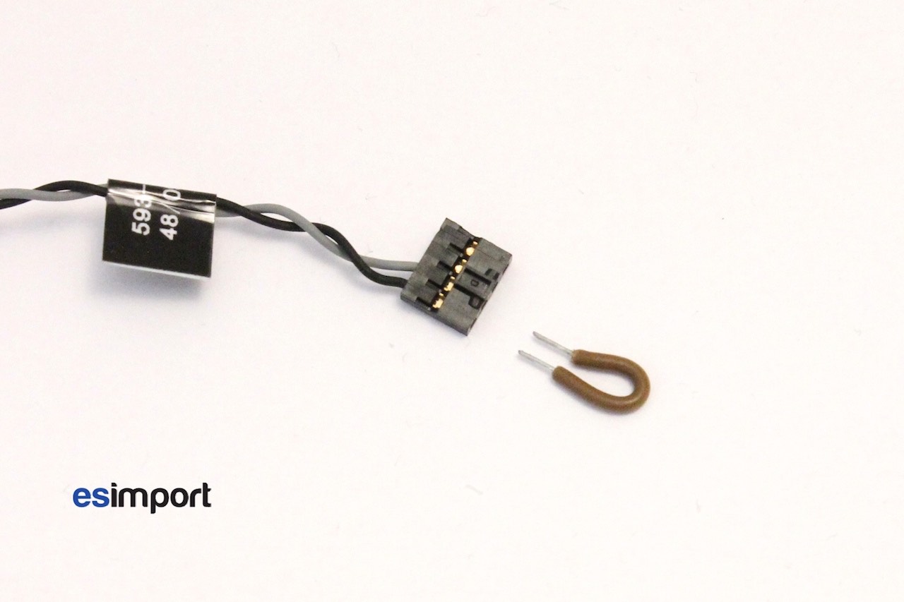 Ce tutoriel vous guidera pas à pas pour le changement disque dur sur imac 27″ A1312.  Les disque durs internes étant des éléments mécaniques, donc faillibles, le changement est bien souvent nécessaire au bout de quelques années. Il est bien sûr possible de le faire effectuer au sein du réseau officiel Apple. Mais cela reste très coûteux notamment pour une capacité identique à la capacité du disque dur d’origine. Reste alors la solution de monter un disque dur du commerce. La subtilité étant le point concernant le capteur de température pouvant provoquer un affolement désagréable du ventilateur.  Sur les iMac 27″ fin 2009, la remontée de température se fait par l’intermédiaire de la sonde de température interne. Il existe un câble spécifique par fabricant de disque dur. Il est toujours préférable d’acheter un disque dur de même marque, afin de conserver le câble:   Remplacer le disque d’origine par le nouveau disque, en branchant le câble de la sonde de température:   Procéder ensuite au test ‘brancher’ – ‘débrancher’ . L’iMac sous tension, le disque démarré, écran LCD déposé, débrancher la sonde et bien tendre l’oreille: le ventilateur du disque dur (situé juste en dessous de ce dernier) devrait s’affoler progressivement. Rebrancher, le ventilateur devrait se calmer progressivement.  Il se peut que ce montage ne rencontre pas le succès escompté, pour des raisons diverses (non compatibilité du firmware interne du disque dur ou de la sonde interne). La solution palliative est alors de shunter l’extrémité disque du câble de la sonde avec un pontage. L’autre extrémité restant bien sûr connectée sur la carte-mère. Le ventilateur est alors forcé au régime mini:   Par cette dernière méthode, la remontée de la température ne se fait plus. Le disque dur reste en revanche raisonnablement refroidi par le régime mini. De plus, les autres capteurs présents dans l’iMac continuent à remplir leur rôle, et activeront les ventilateurs pour refroidir l’habitacle.